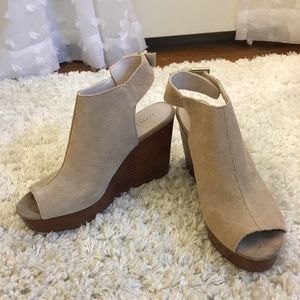✨NEW✨ Kenneth Cole Octavia Suede Peep Toe Wedges